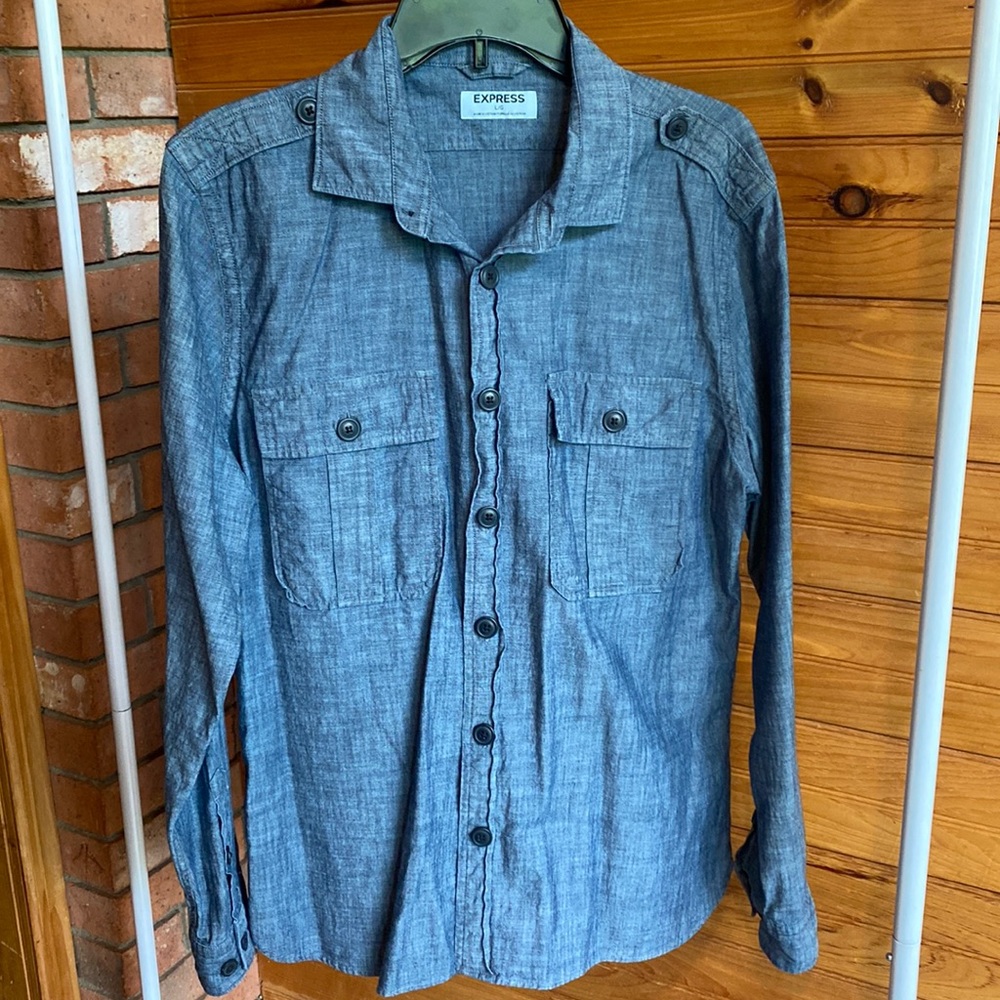 Men’s Express Chambray Button-Up Large